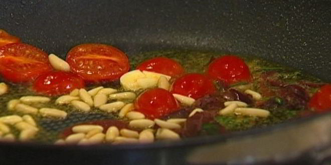 Рецепт макарон-бантиков с помидорами, петрушкой и кедровыми орешками