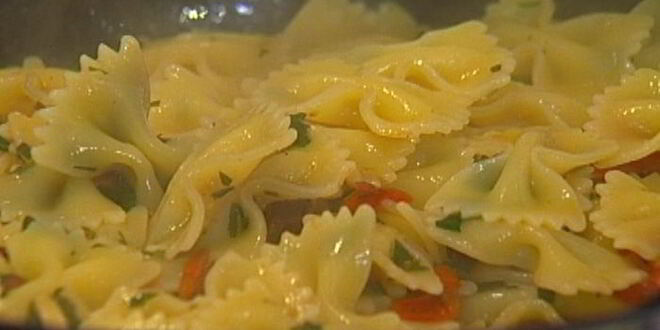 Рецепт макарон-бантиков с помидорами, петрушкой и кедровыми орешками