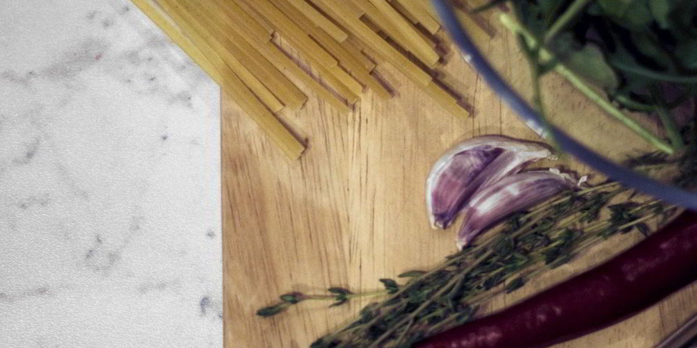 Как приготовить острые спагетти с сардинами и чили