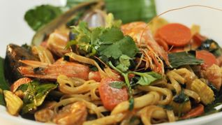 Рецепт Пада Кхи Мау Тале — обжаренной с морепродуктами лапша