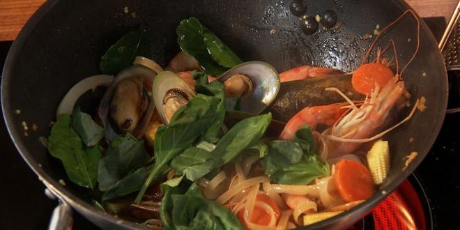 Рецепт пада кхи мау тале — обжаренной с морепродуктами лапша