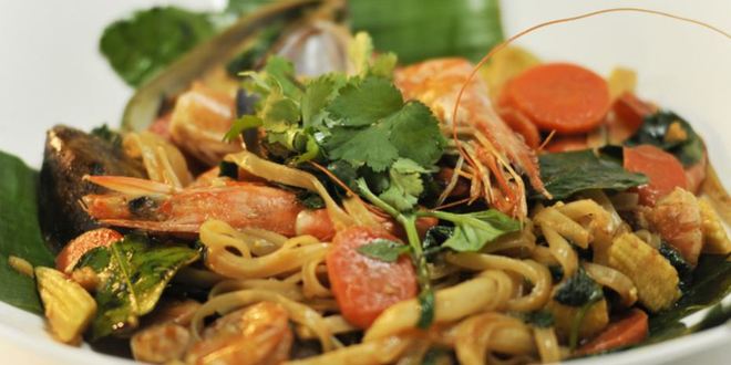 Рецепт пада кхи мау тале — обжаренной с морепродуктами лапша