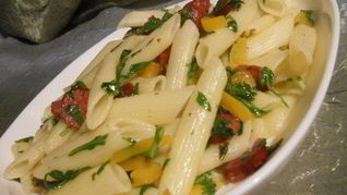 Рецепт Пасты с колбасками, сладким перцем и руколой