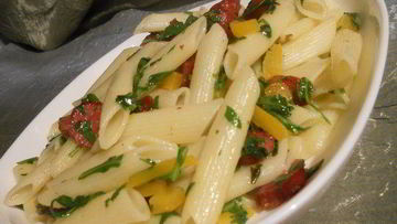 Рецепт Пасты с колбасками, сладким перцем и руколой