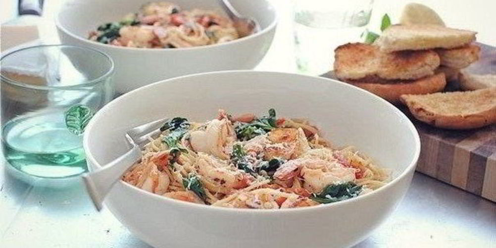 Как приготовить пасту с креветками, помидорами, лимоном и шпинатом