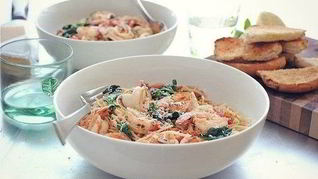 Рецепт Пасты с креветками, помидорами, лимоном и шпинатом