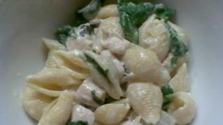 Рецепт Пасты с куриным филе и шпинатом в сливочно-винном соусе