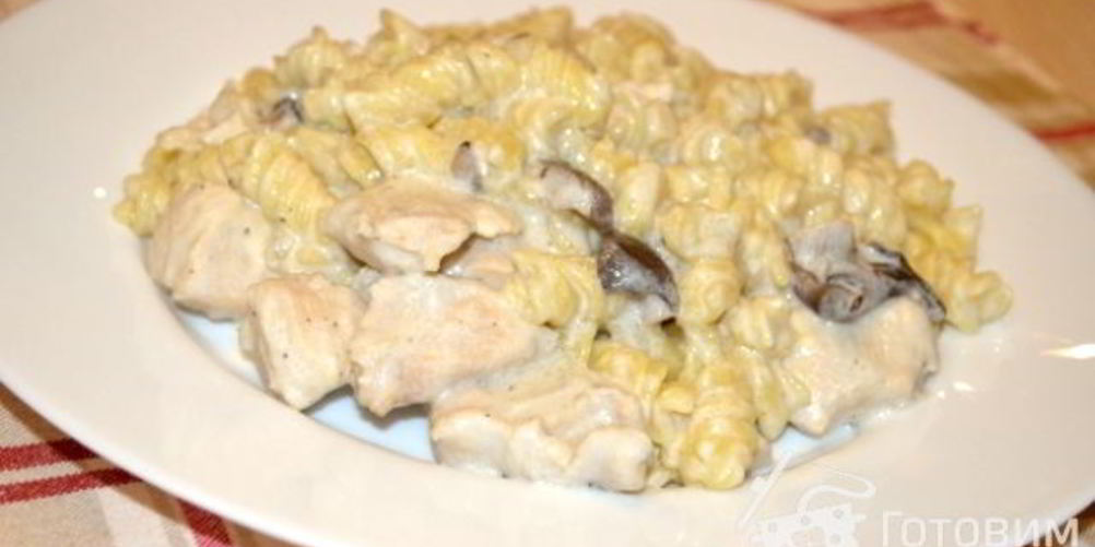 Как приготовить пасту с курицей и грибами в сырно-сливочном соусе