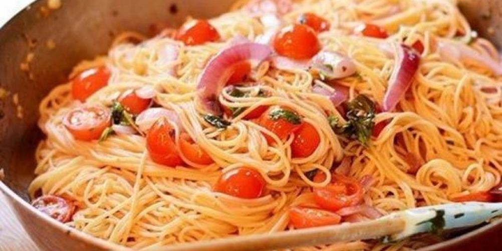 Как приготовить пасту с сыром, красным луком и черри