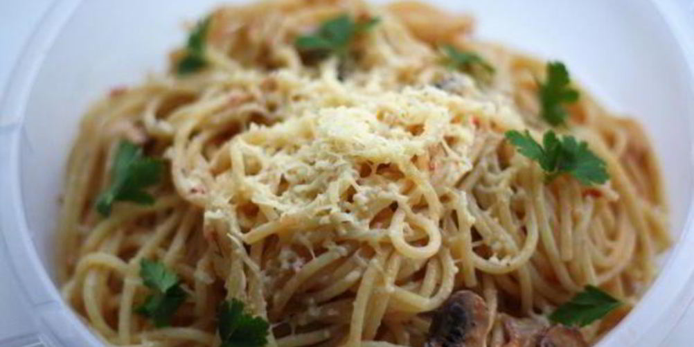 Как приготовить спагетти с грибами в сметанном соусе