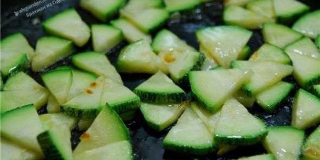 Рецепт спагетти с цукини, томатами и моцареллой