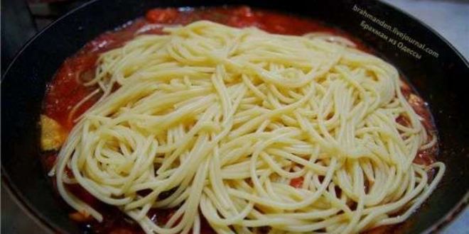 Рецепт спагетти с цукини, томатами и моцареллой