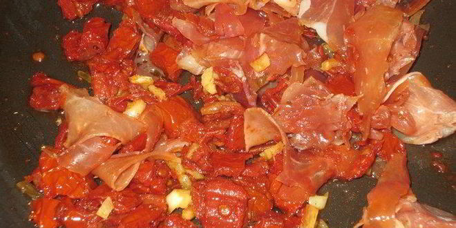 Рецепт спагетти с вялеными помидорами и окороком