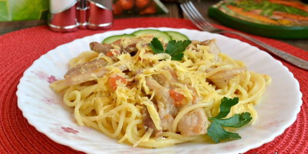 Как приготовить спагетти со свиной грудинкой и яично-сливочным соусом