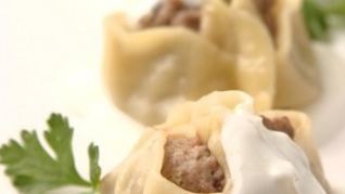 Рецепт Мантов с бараниной и йогуртовым соусом