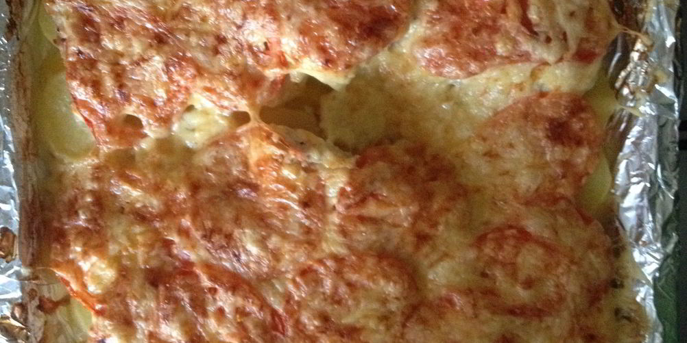 Как приготовить мясо по-французски с картофелем, помидорами и сыром