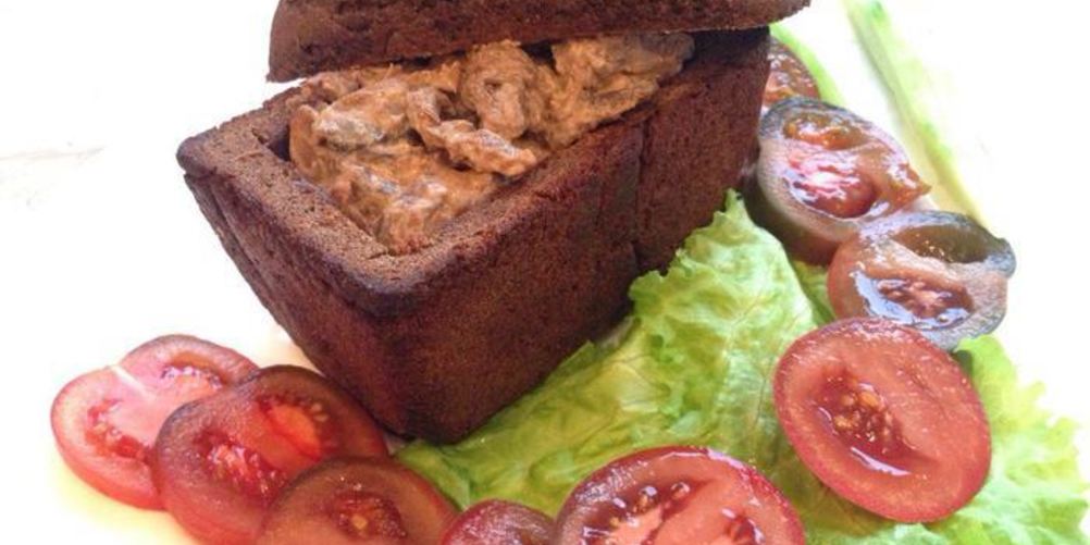 Как приготовить говядину по-строгановски в хлебном горшочке