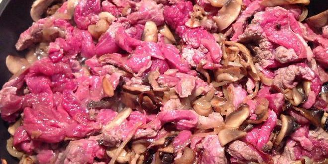 Рецепт говядины по-строгановски в хлебном горшочке