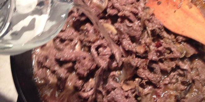 Рецепт говядины по-строгановски в хлебном горшочке