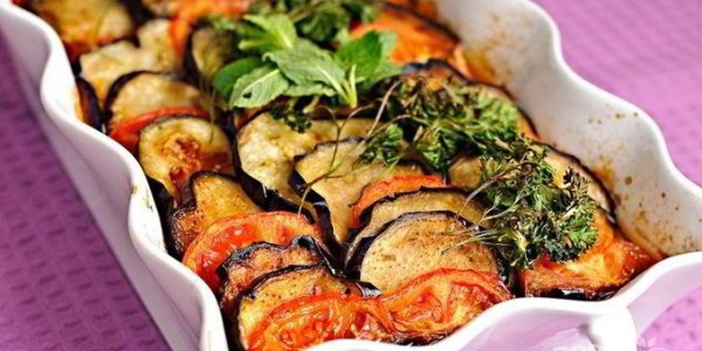 Как приготовить говядину с баклажанами и помидорами в духовке