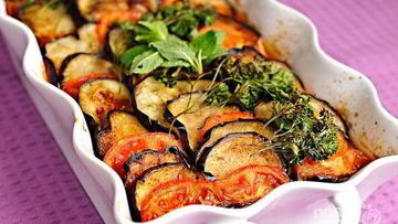 Рецепт Говядины с баклажанами и помидорами в духовке