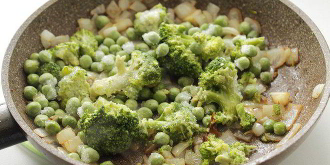 Рецепт индейки в сливках, с зеленым горошком и брокколи