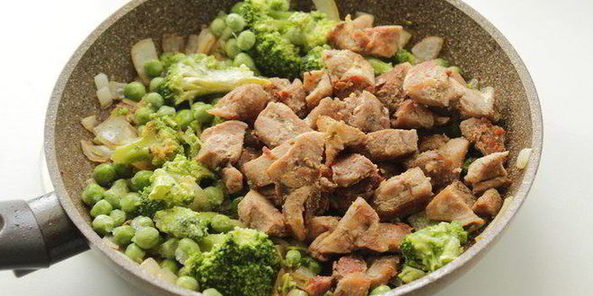 Рецепт индейки в сливках, с зеленым горошком и брокколи