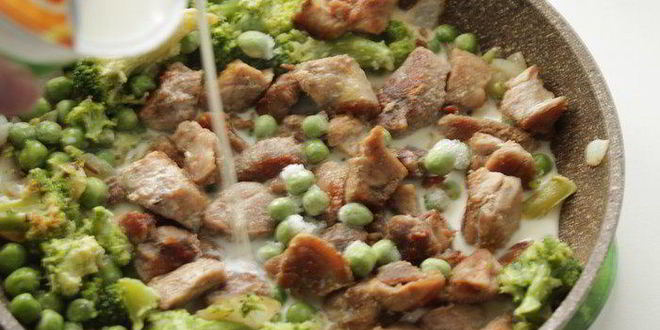 Рецепт индейки в сливках, с зеленым горошком и брокколи