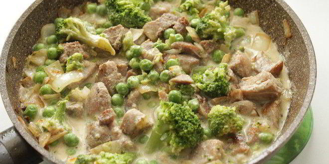 Рецепт индейки в сливках, с зеленым горошком и брокколи