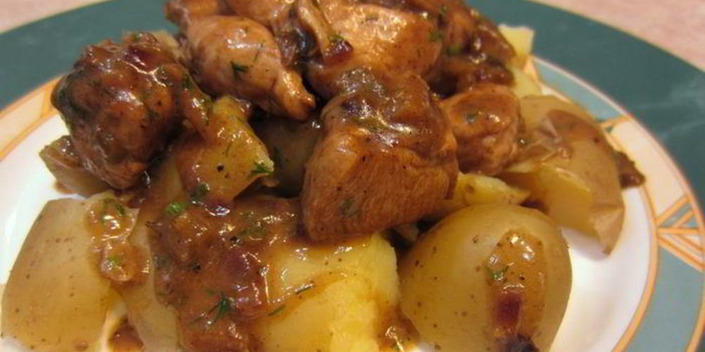 Как приготовить куриную грудку под пряным соусом с молодым картофелем