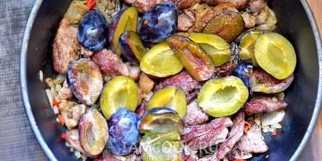 Рецепт мяса, тушенного со сливами