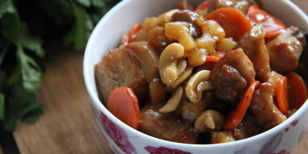 Как приготовить свинину с кешью, ананасами и соевым соусом