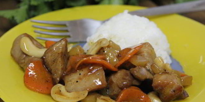 Рецепт свинины с кешью, ананасами и соевым соусом