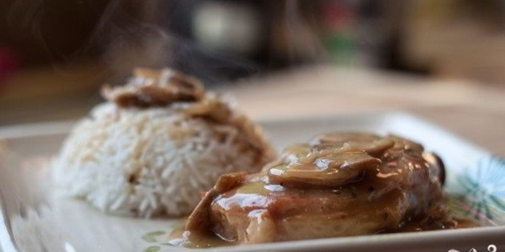 Как приготовить свинину, запеченную с грибами
