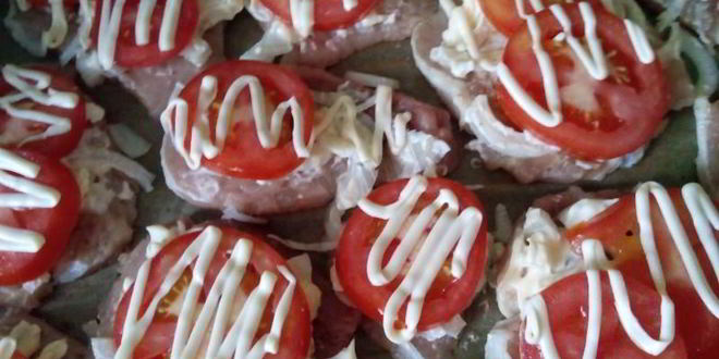Рецепт свинины запеченной с помидорами и сыром в духовке