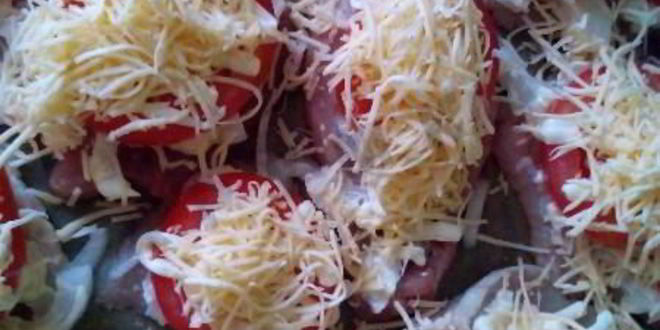 Рецепт свинины запеченной с помидорами и сыром в духовке