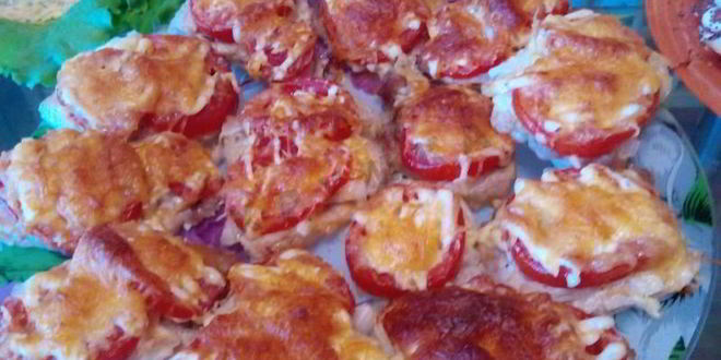 Рецепт свинины запеченной с помидорами и сыром в духовке