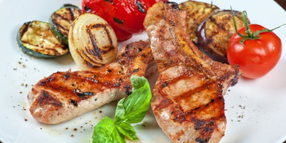 Как приготовить жареную ну гриле свиная корейка на ребрышках с овощами