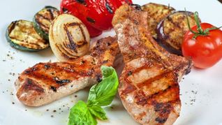 Рецепт Жареной ны гриле свиная корейка на ребрышках с овощами