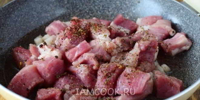 Рецепт жареного мяса с луком на сковороде
