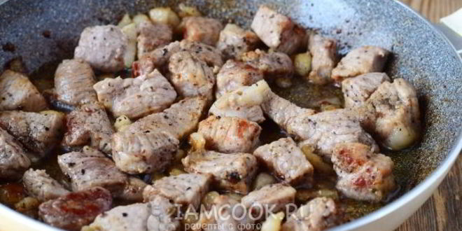 Рецепт жареного мяса с луком на сковороде