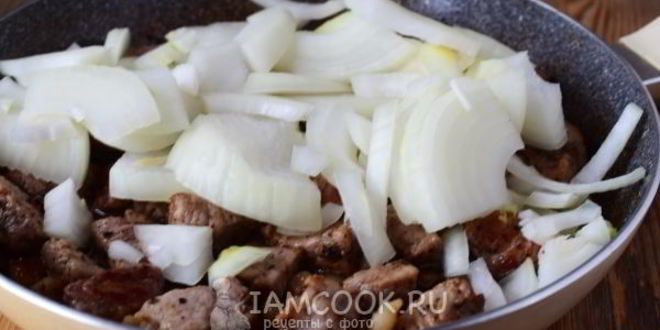 Рецепт жареного мяса с луком на сковороде