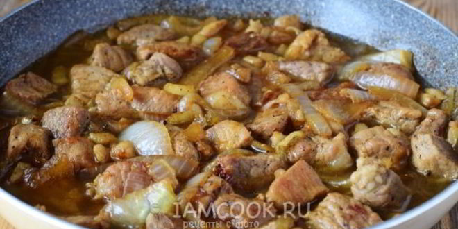 Рецепт жареного мяса с луком на сковороде