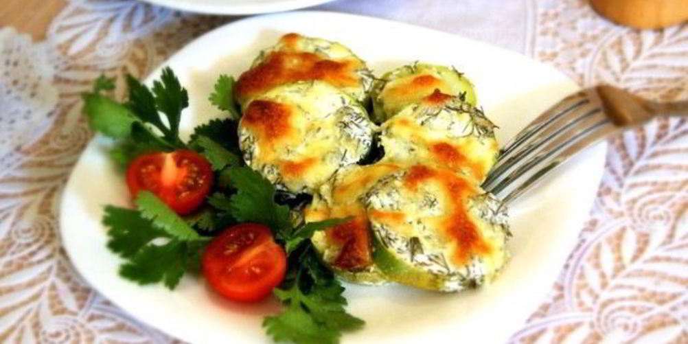 Как приготовить кабачки запеченные под йогуртовым соусом и сыром