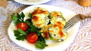 Рецепт Кабачков запеченных под йогуртовым соусом и сыром