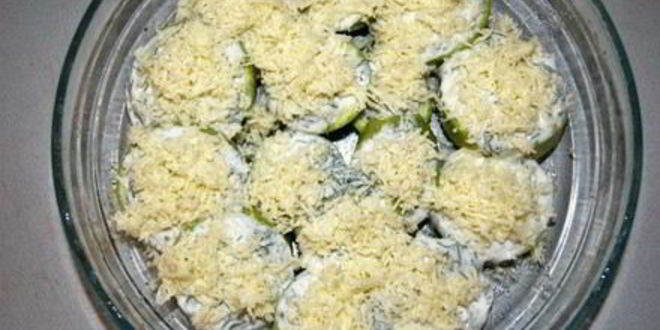 Рецепт кабачков запеченных под йогуртовым соусом и сыром
