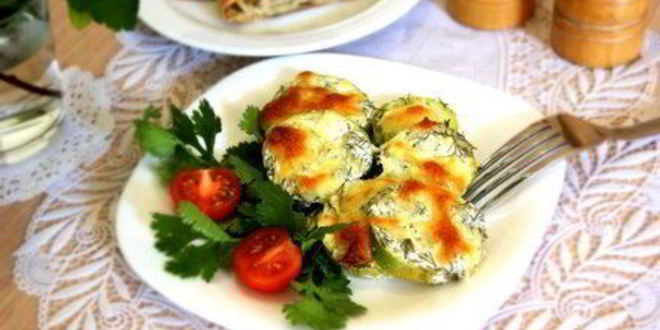 Рецепт кабачков запеченных под йогуртовым соусом и сыром