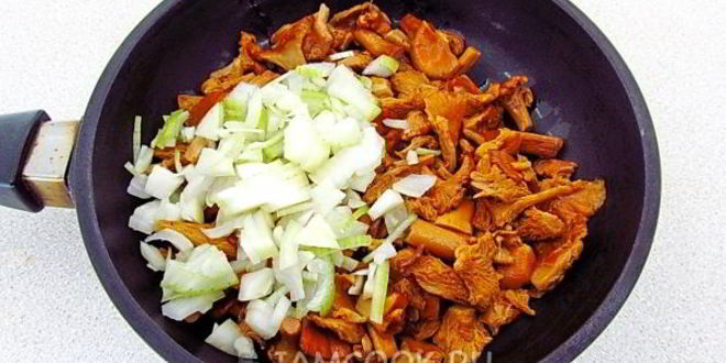 Рецепт картофеля, запеченного с лисичками в мультиварке