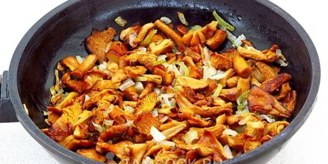 Рецепт картофеля, запеченного с лисичками в мультиварке