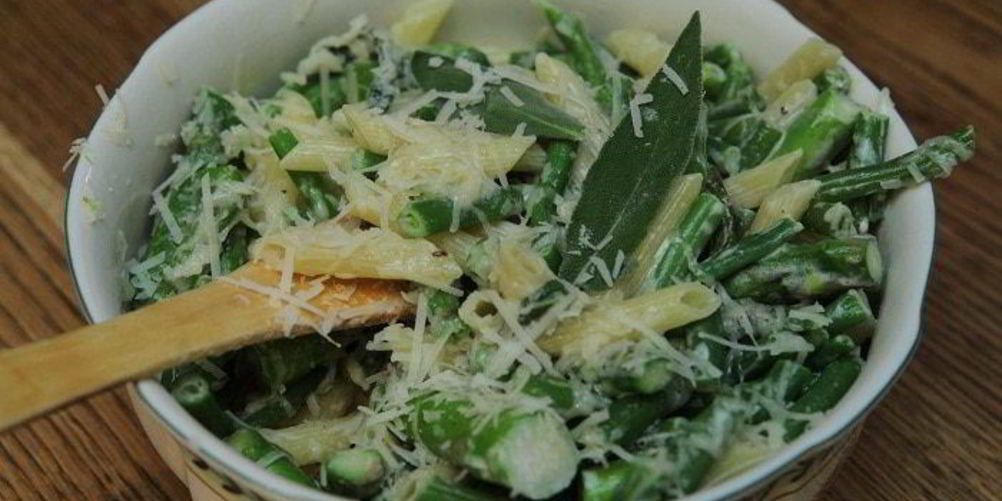 Как приготовить пенне со спаржей, стручковой фасолью и шалфеем